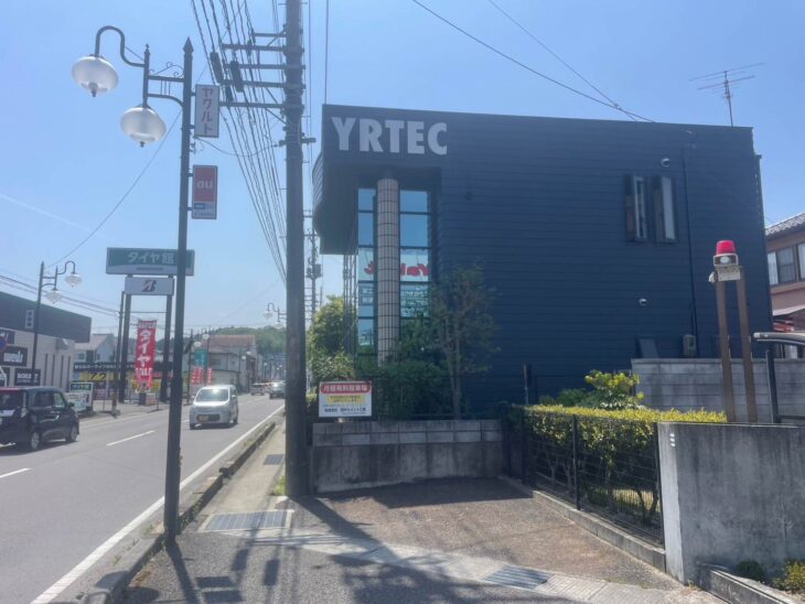 福島市 ワイアールテック株式会社様 外壁ステンレスチャンネル文字施工 遠景写真